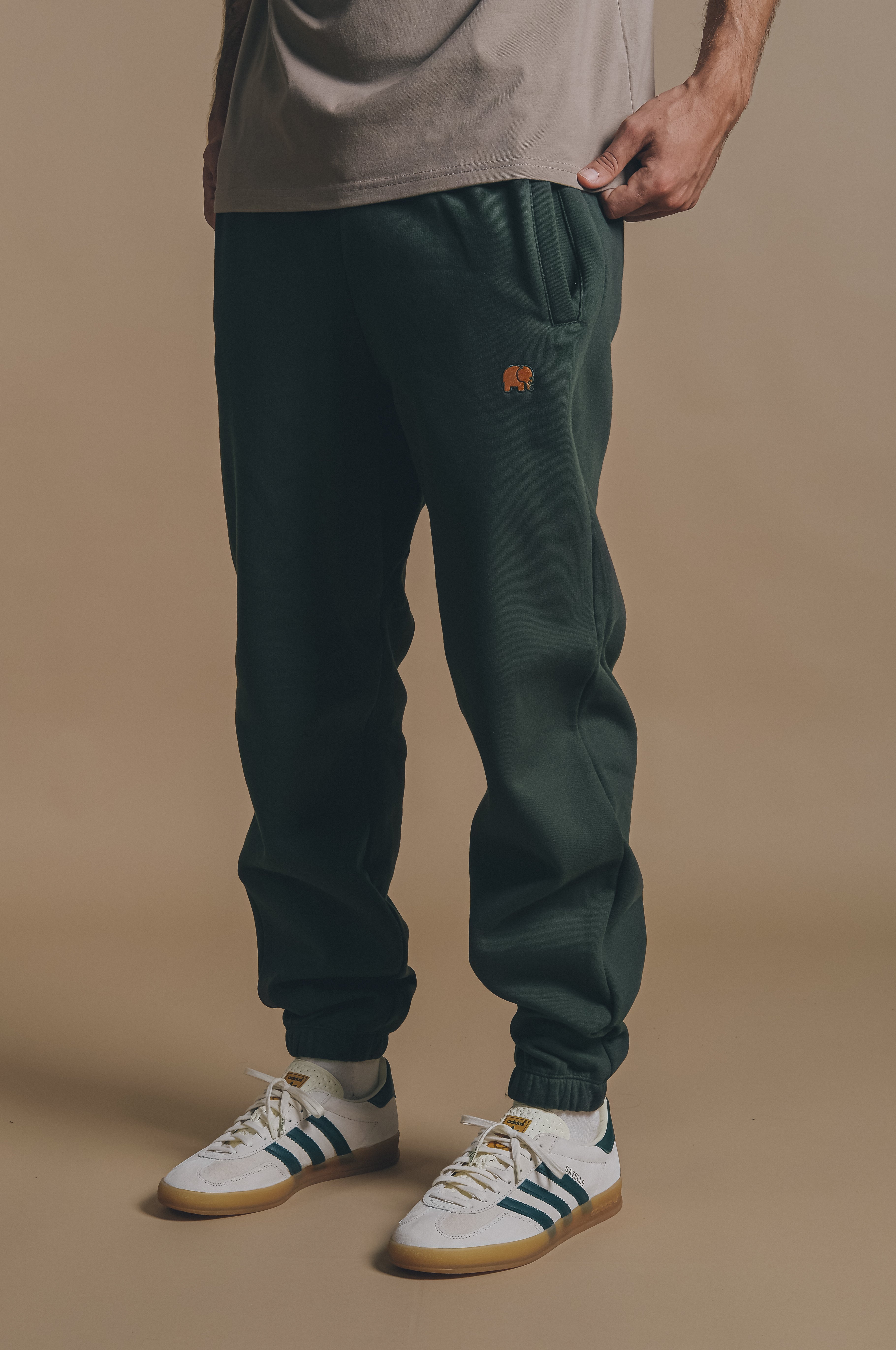 Image of Trendsplant mannen vegan Sweatpants Essential Scarab Groen