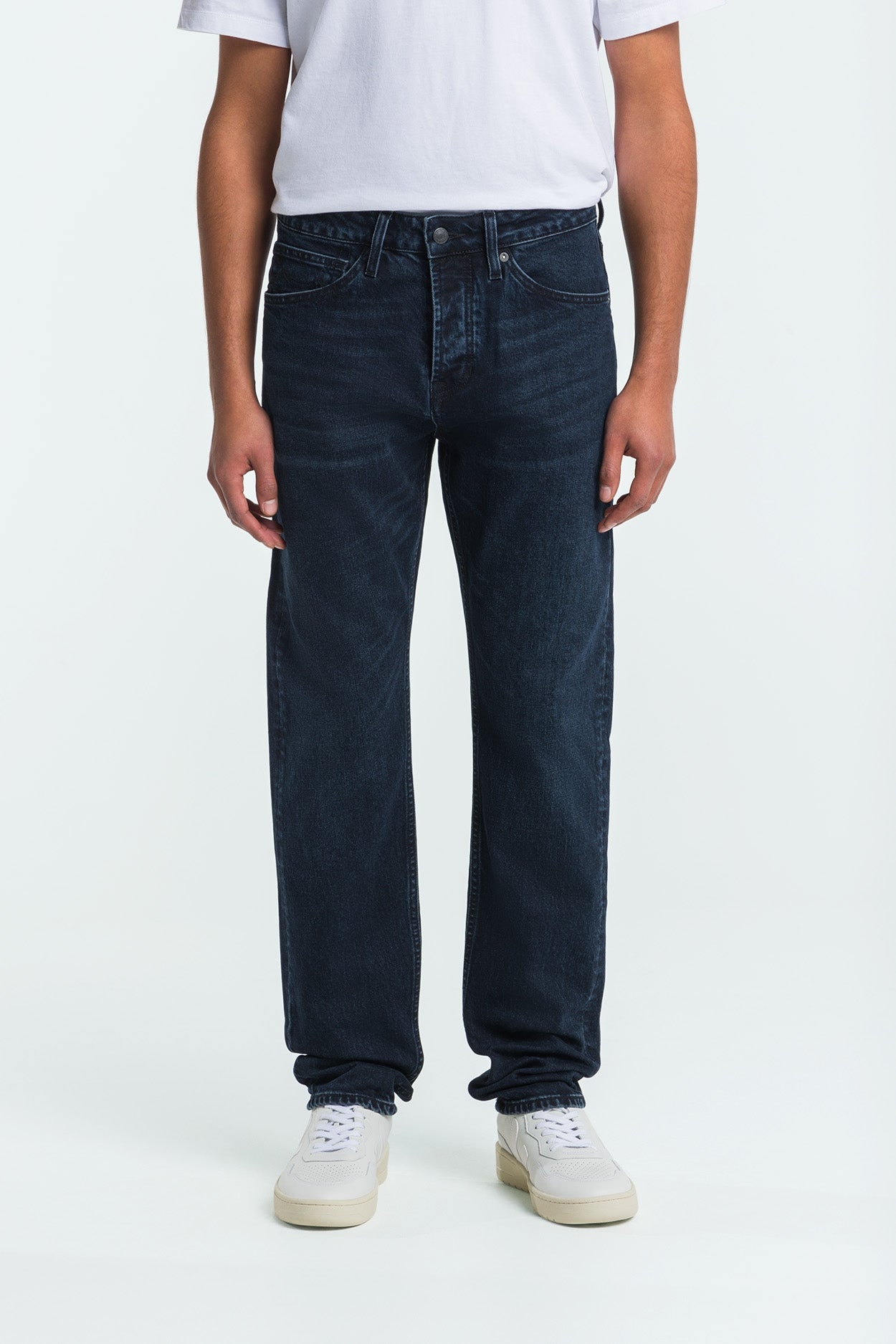 Kings Of Indigo Herren vegan Jeans Addo Xavier Worn Blau Schwarz