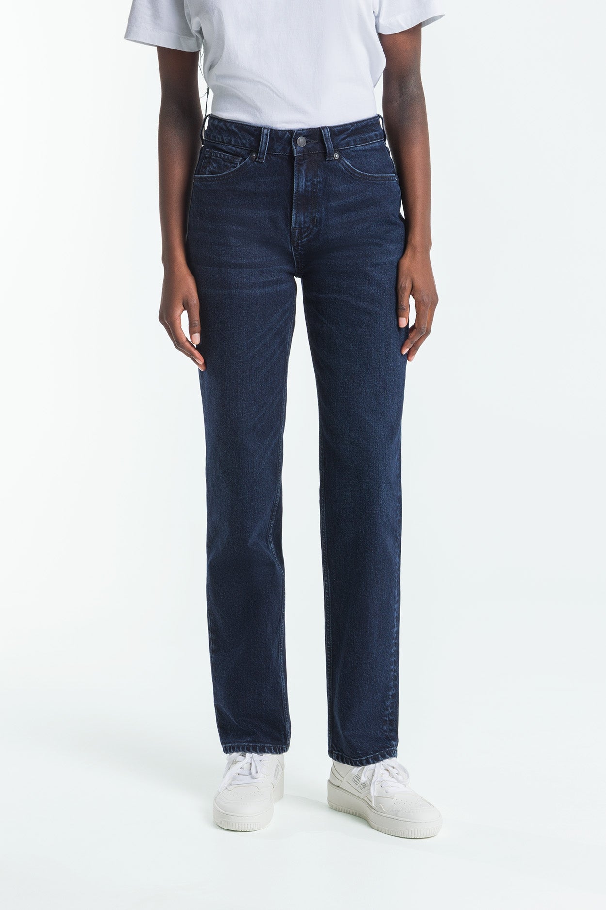 Kings Of Indigo Damen vegan Jeans Inoe Xavier Worn Blau Schwarz