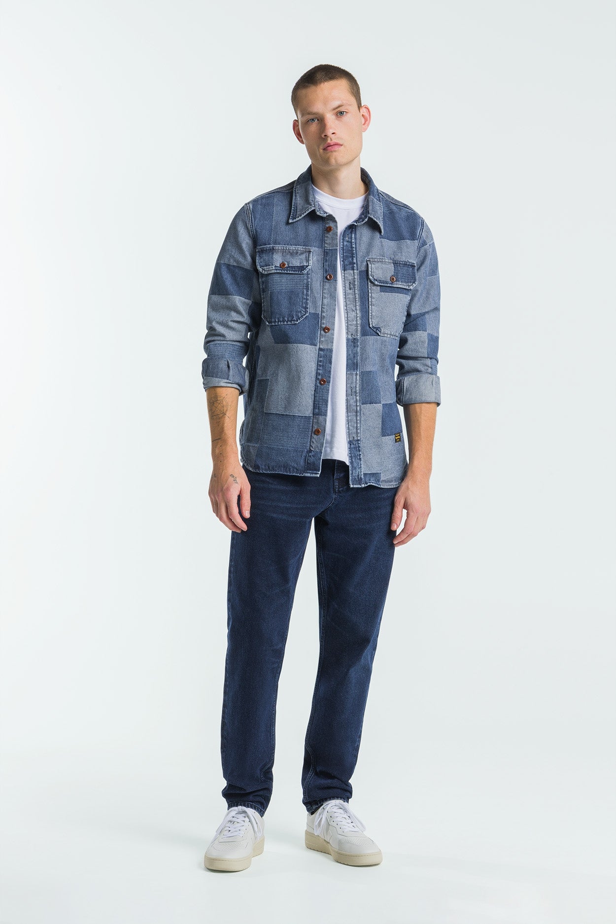 90124 - Kings of Indigo Herren vegan Jeans Sushan Getragen Holo Blau Schwarz