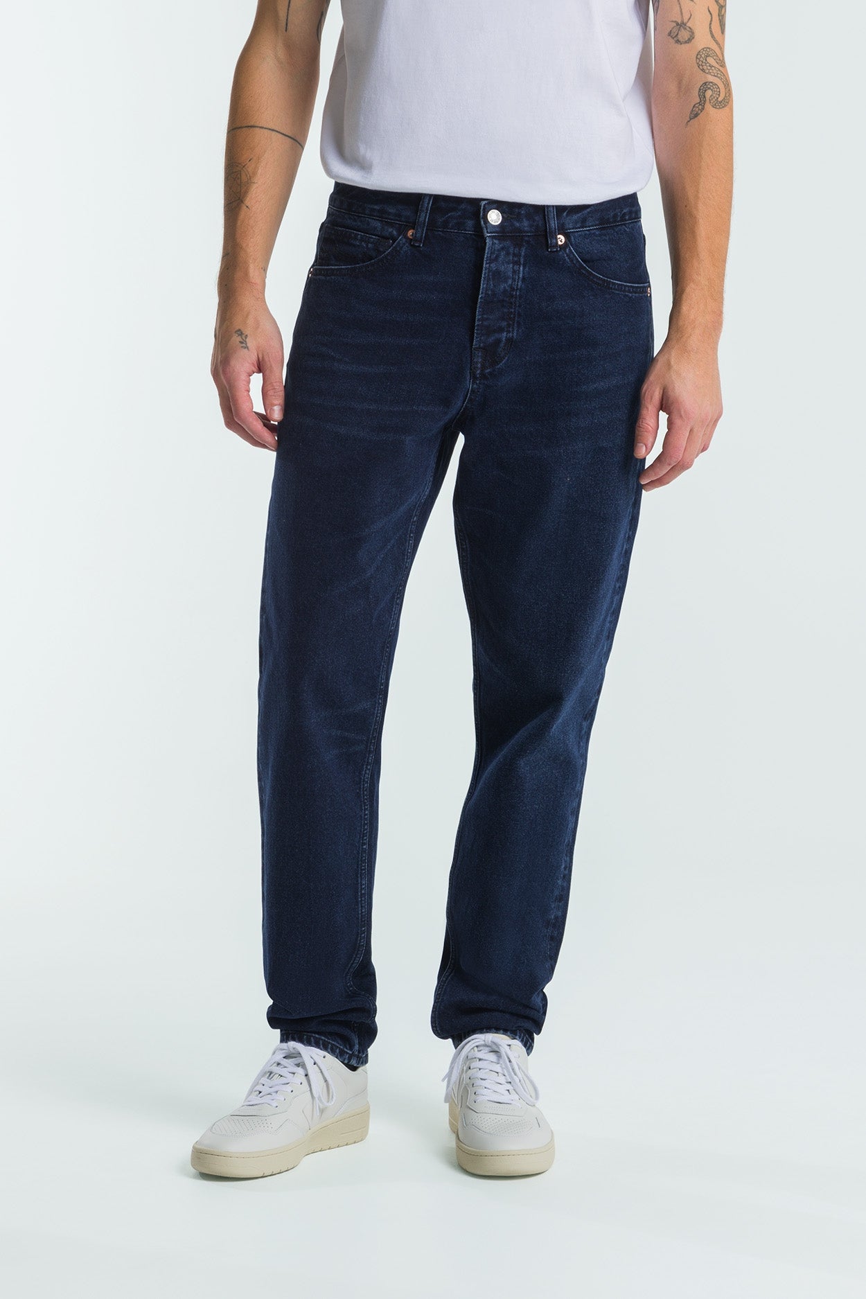 Kings Of Indigo Herren vegan Jeans Sushan Getragen Holo Blau Schwarz
