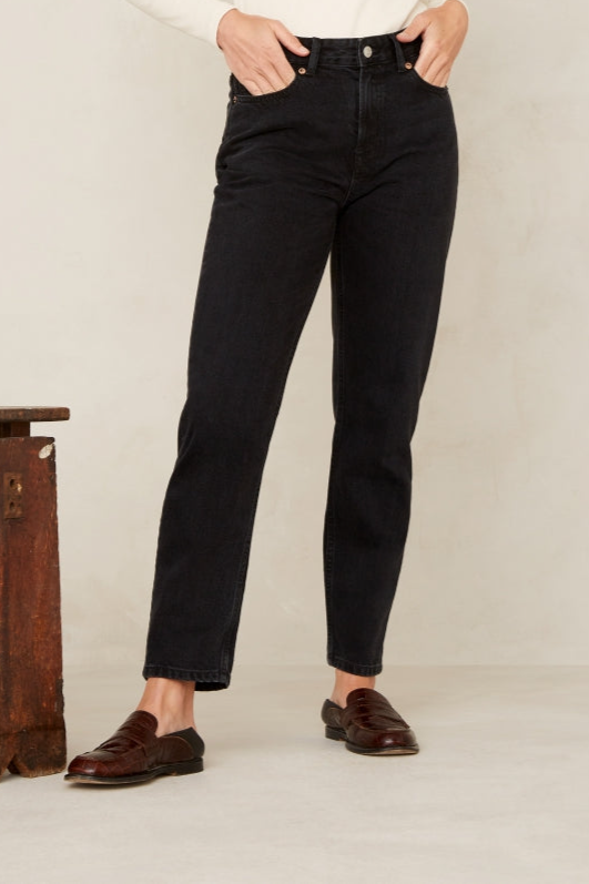 Kings Of Indigo Damen vegan Cropped Jeans Caroline Holo Used Schwarz