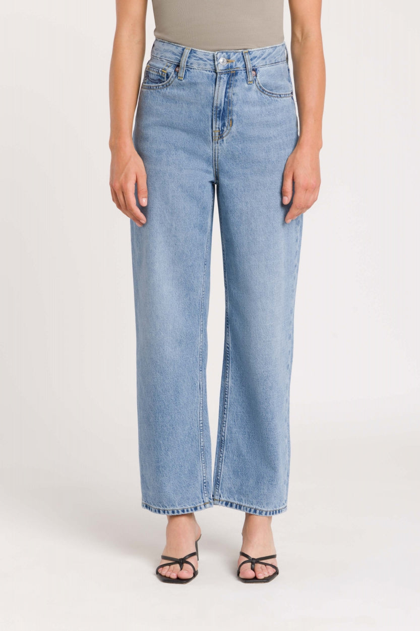 Kings Of Indigo Damen vegan Cropped Jeans Liora Cindy Used Hellblau