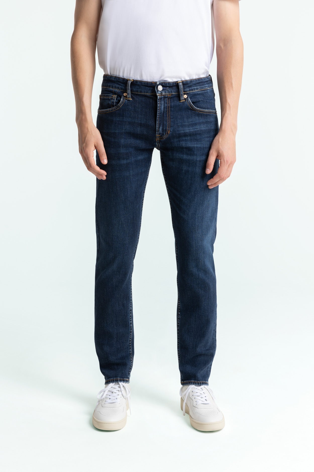 Kings Of Indigo Herren vegan Jeans Charles Clean Medium Used Navy