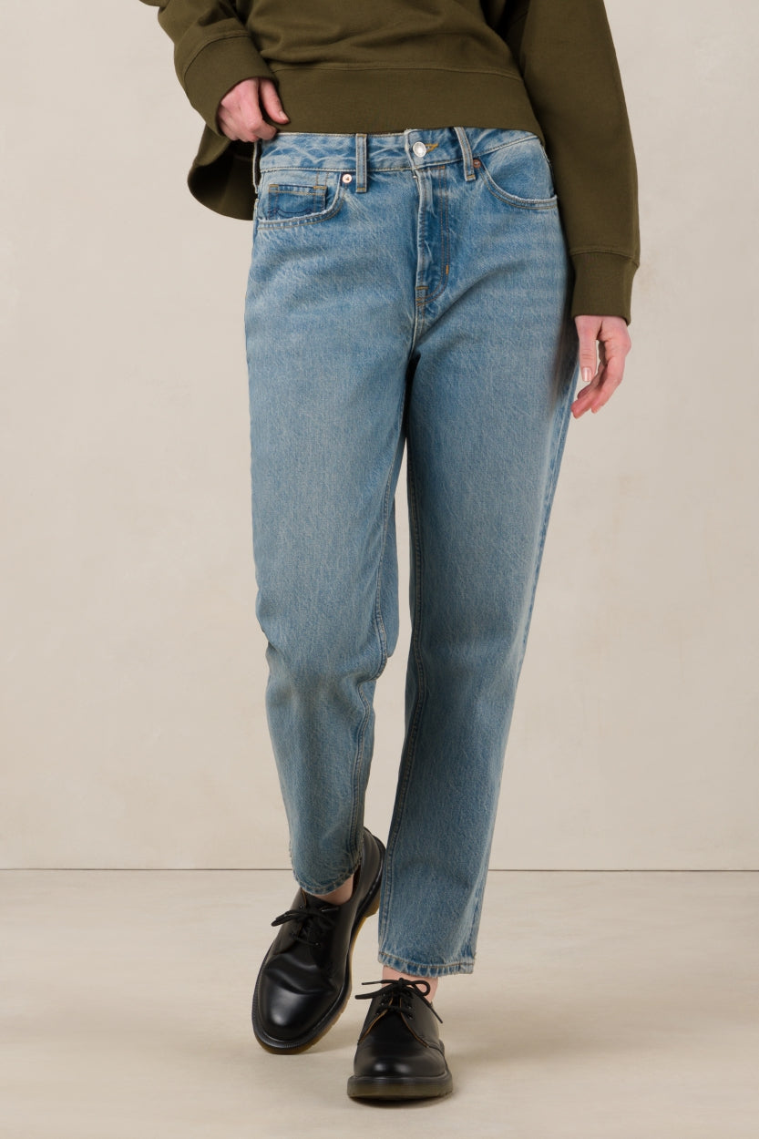 Kings Of Indigo Damen vegan Cropped Jeans Caroline Stanley Minimal Worn Blau