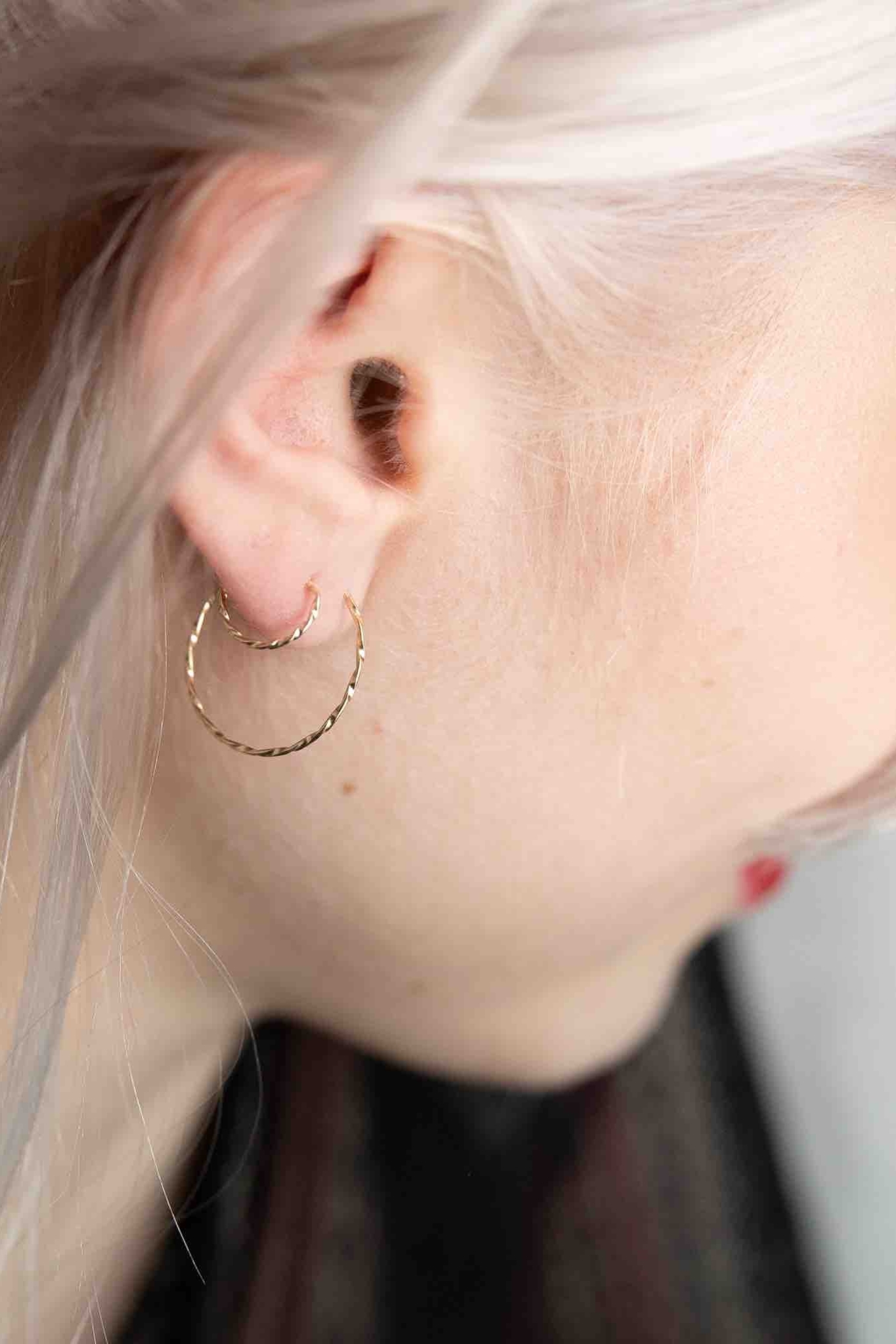 fejn womens vegan Tiny Hoop Twisted Gold