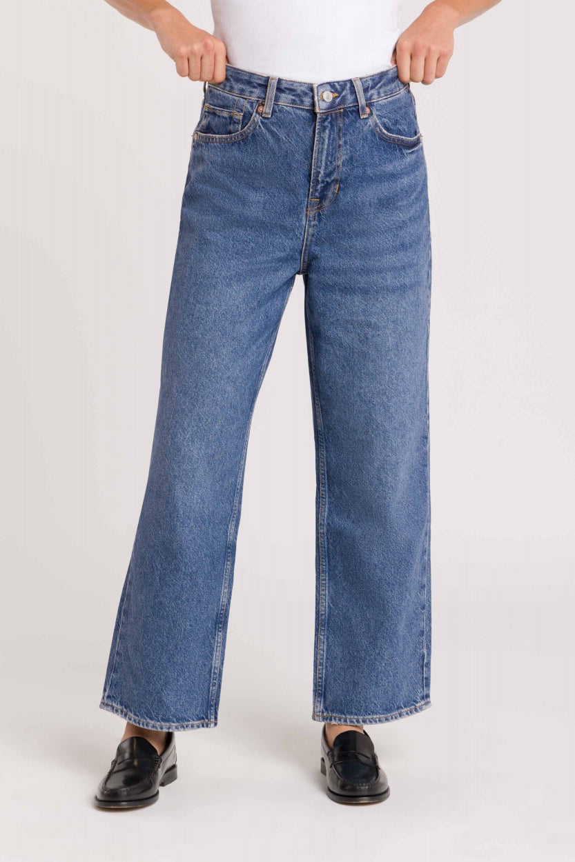 Kings Of Indigo Damen vegan Jeans Liora Cropped Used Blau