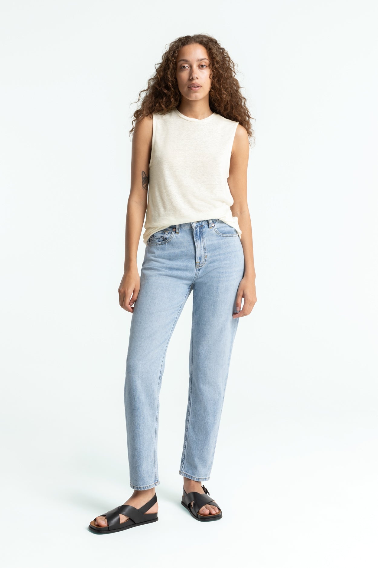 95501 - Kings of Indigo Damen vegan Jeans Caroline Cropped Stretch Atria Super Light Used Blue 95501 - Kings of Indigo Damen vegan Jeans Caroline Cropped Stretch Atria Super Light Used Blue