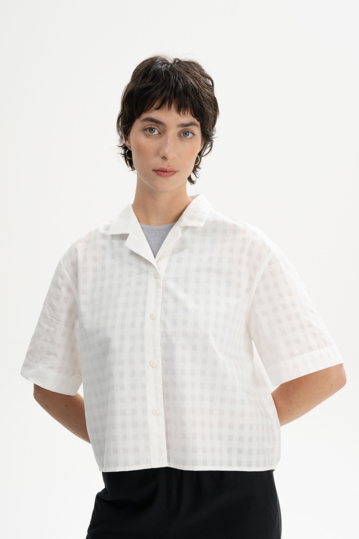Image of MELA dames vegan Shirt Korte Mouw Tavleen Zeezout Ruit Wit