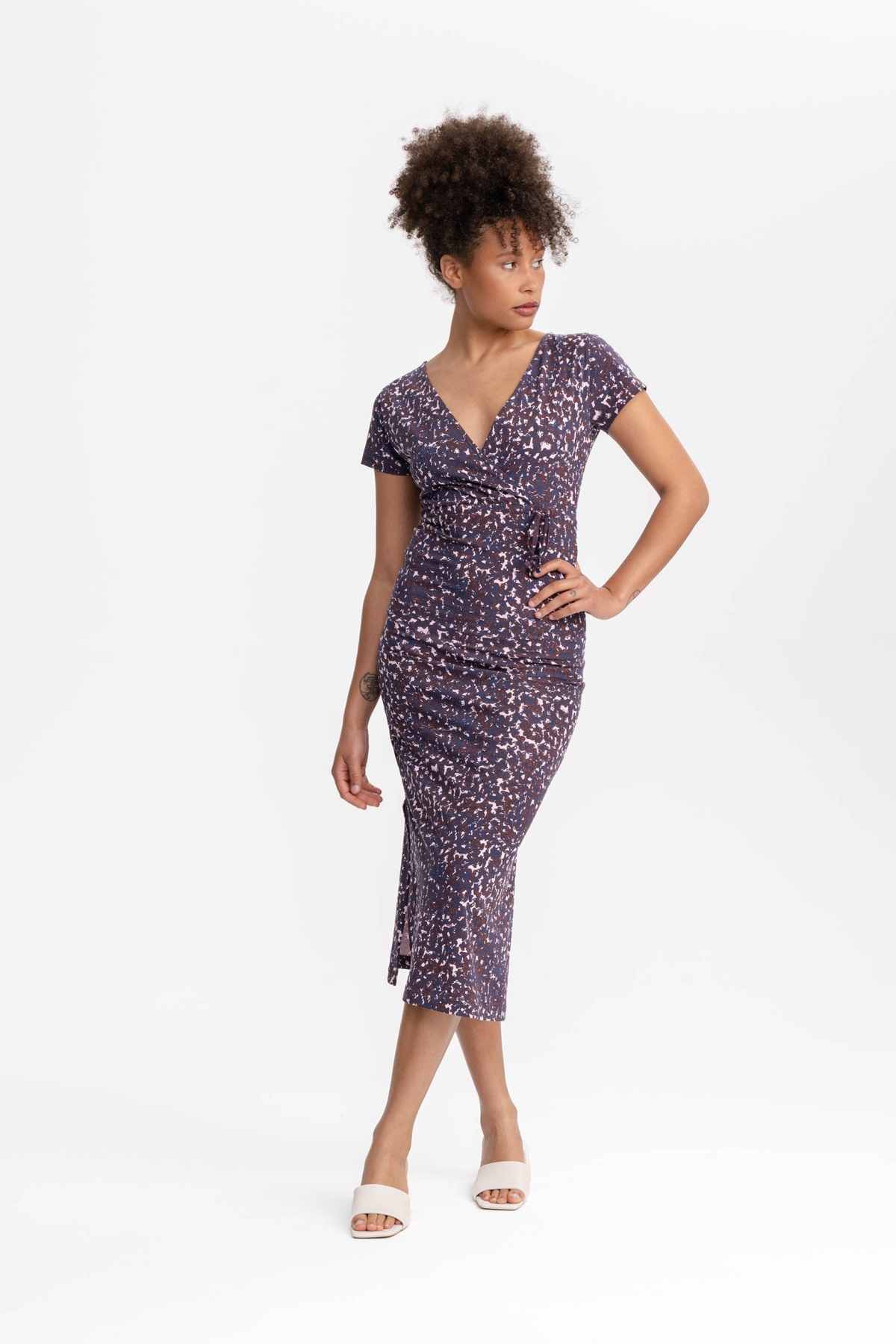Image of MELA dames vegan Jurk V-Hals Shreoshi Chai Flowers Rood/Blauw
