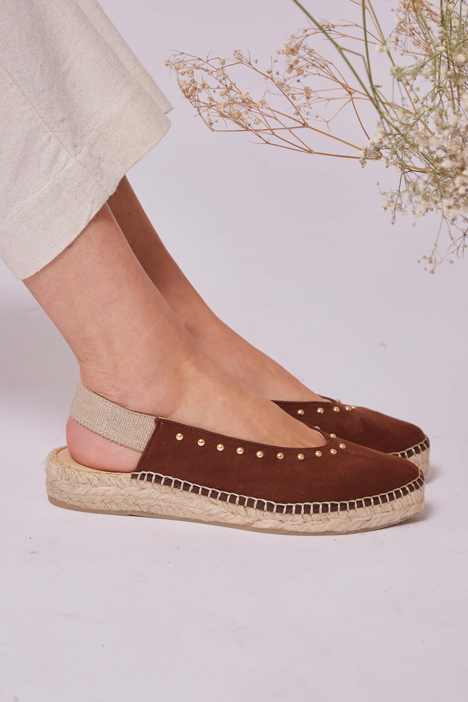 Momoc Damen vegan Sandalen Nieten Cognac