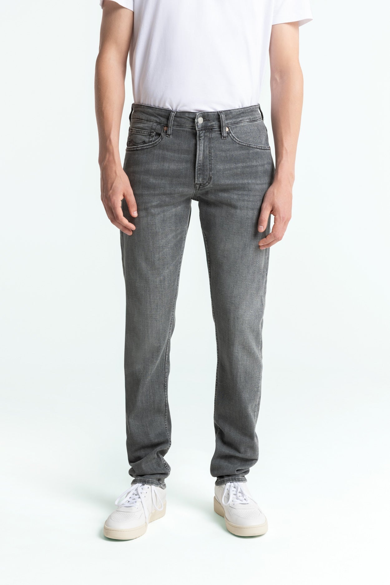 Kings Of Indigo Herren vegan Jeans Charles Sophia Hellgrau