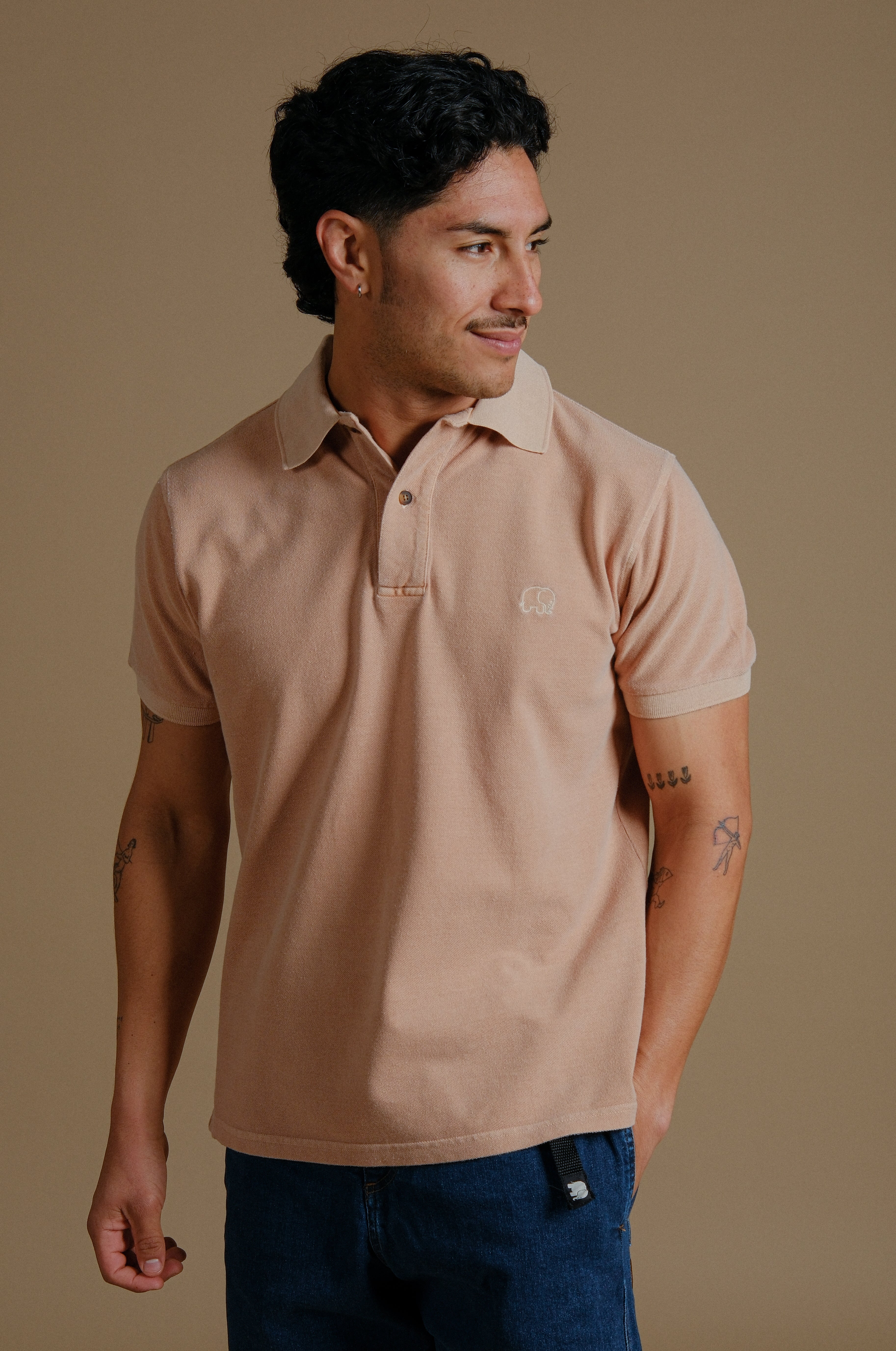 96805 - Herren vegan Polo Essential Pigment Cuban Sand
