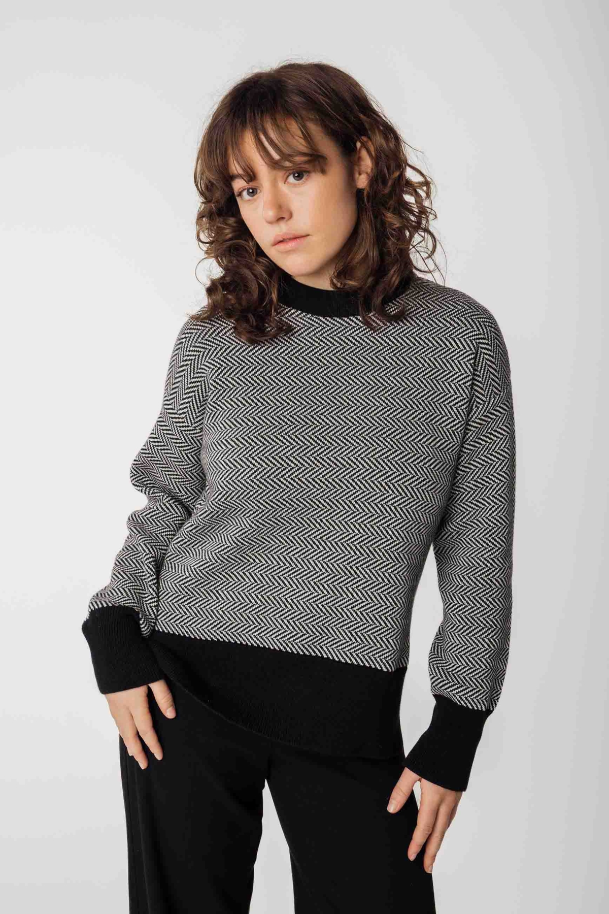 MELA Damen vegan Strickpullover Jacquard Faiza Schwarz / Cremefarbenes FischgrÃ¤tenmuster