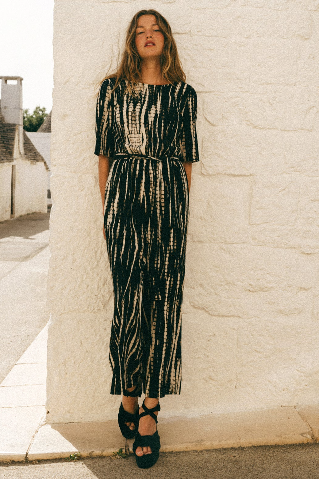Lovjoi Damen vegan Jumpsuit Staine Halbarm Schwarz Batik