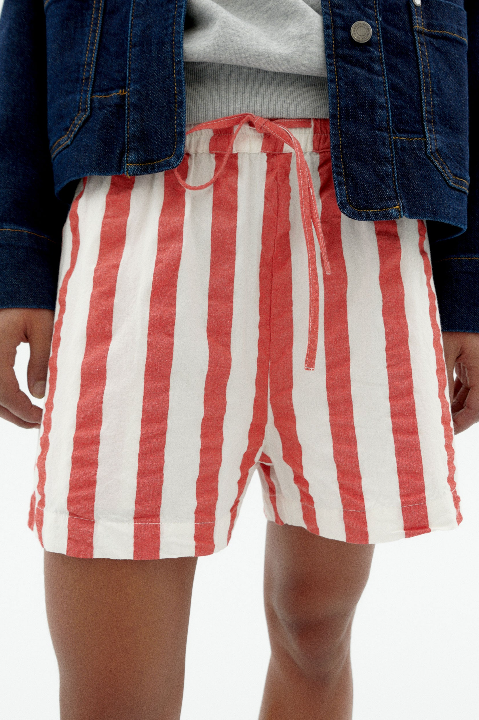 Thinking mu Damen vegan Shorts Seersucker Geranium Gestreift Rot