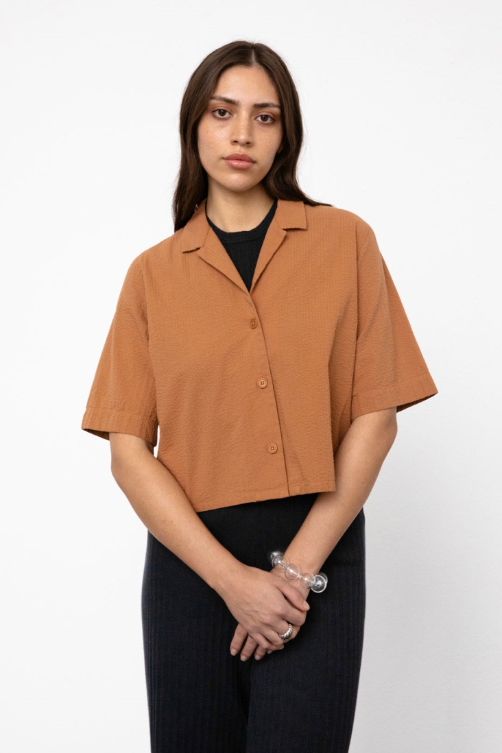 101356 - Damen vegan Hemd Cropped Seersucker Bowling Karamell