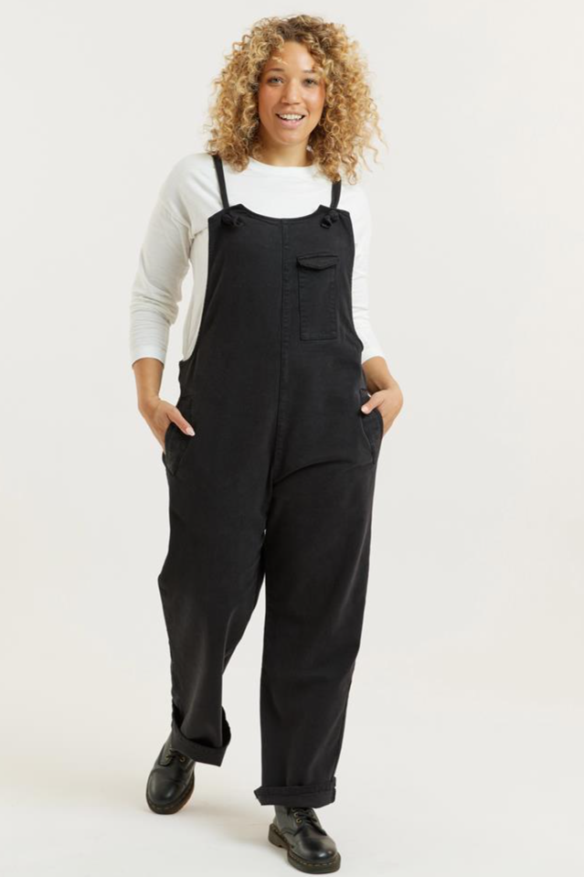 Flax and Loom Damen vegan Latzhose Lou Barker Schwarz