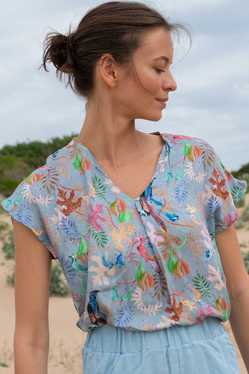 Image of Widda dames vegan Blouse Beat Tropische Print Lichtblauw