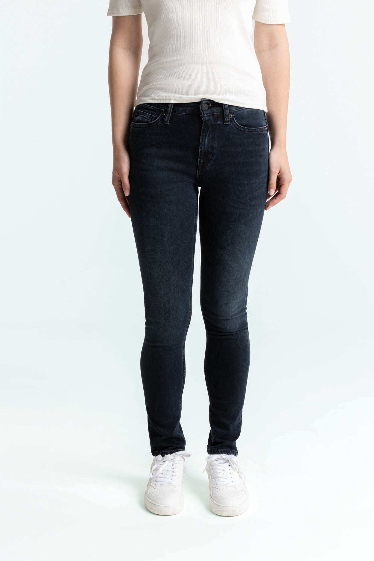 Kings Of Indigo Damen vegan Jeans Juno Medium Getragen Blau Schwarz