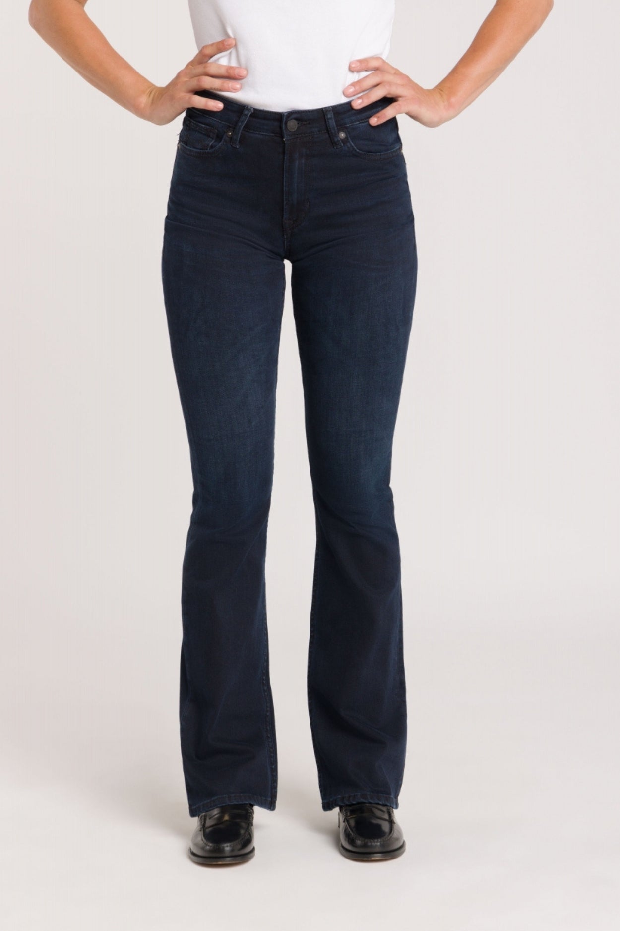 Kings Of Indigo Damen vegan Flared Jeans Marie Worn Blau/Schwarz