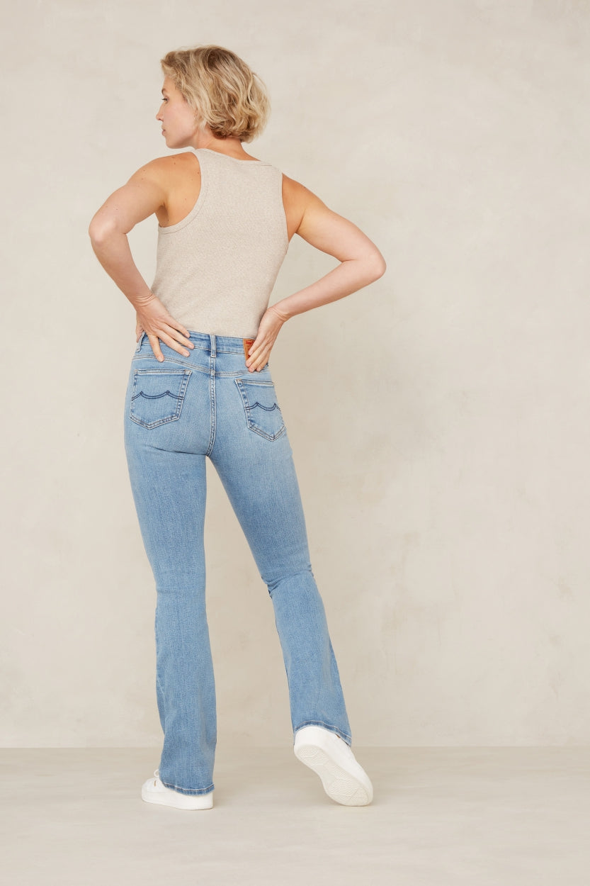 Kings of Indigo womens vegan Flared Jeans Marie Washed Super Light