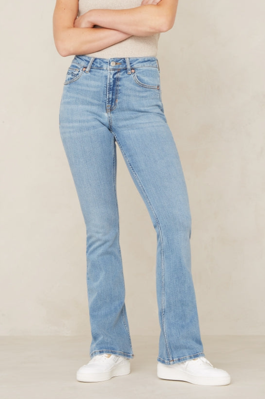 Kings Of Indigo Damen vegan Flared Jeans Marie Used Super Light