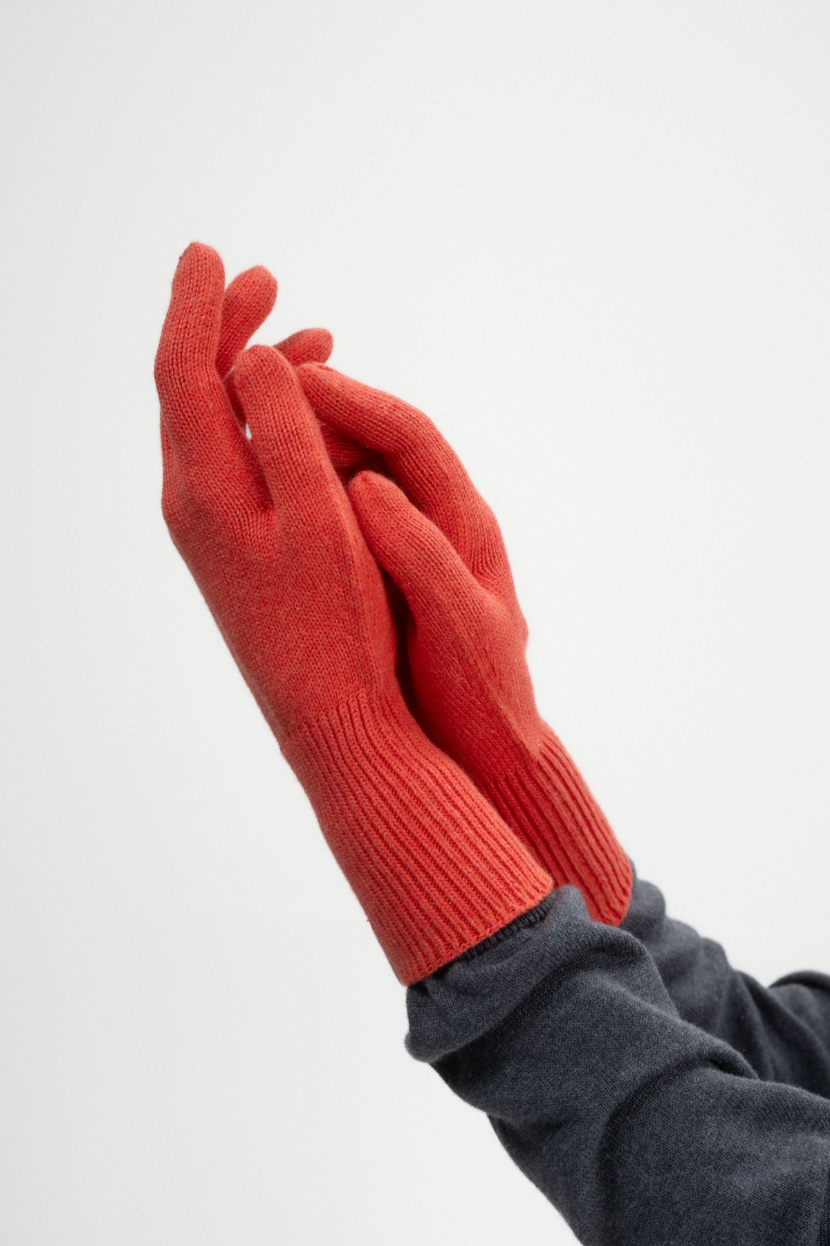 MELA men vegan Knitted Gloves Rishi Red Apple Melange
