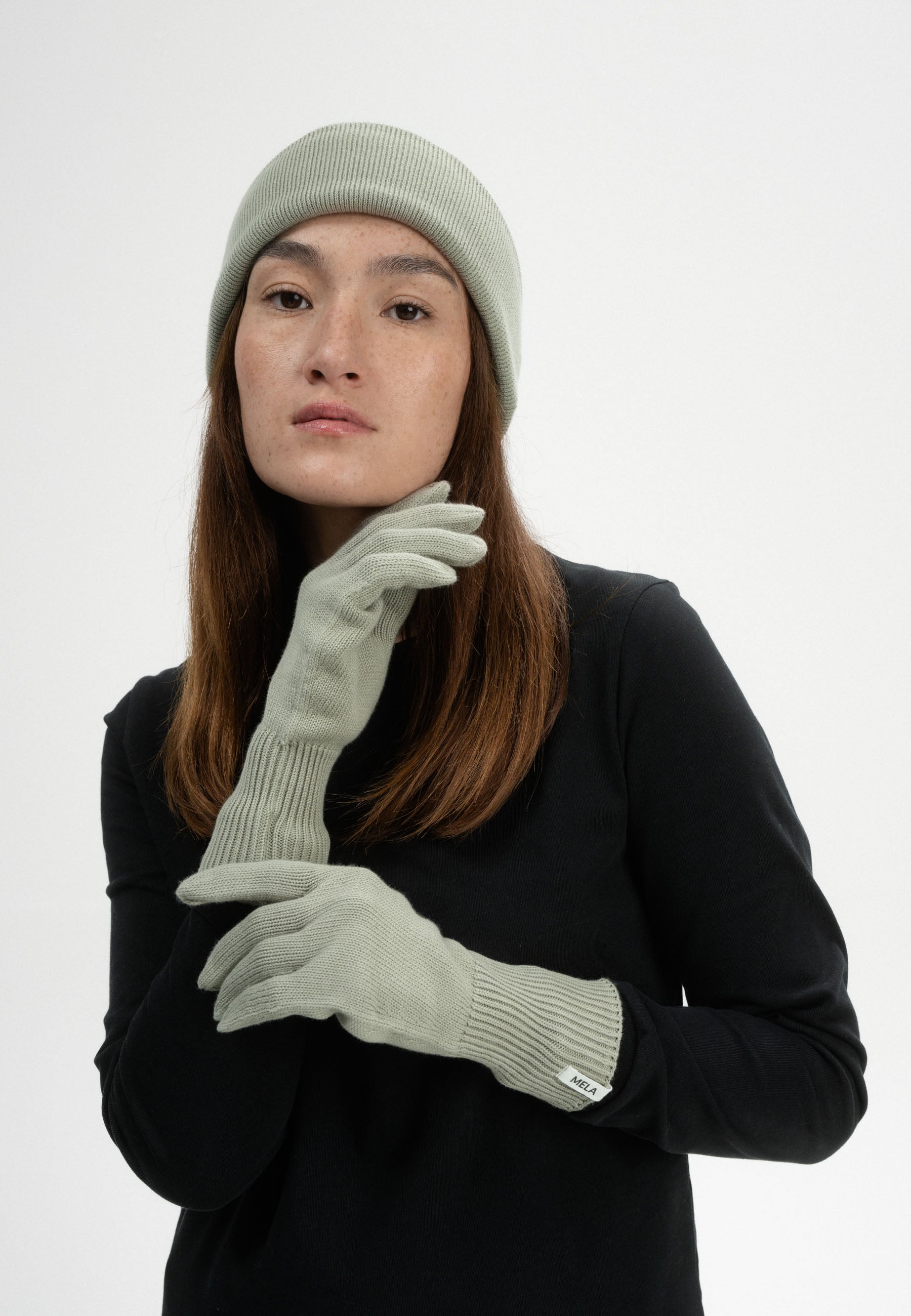 MELA Gestrickte Handschuhe Rishi Grüner Lehm