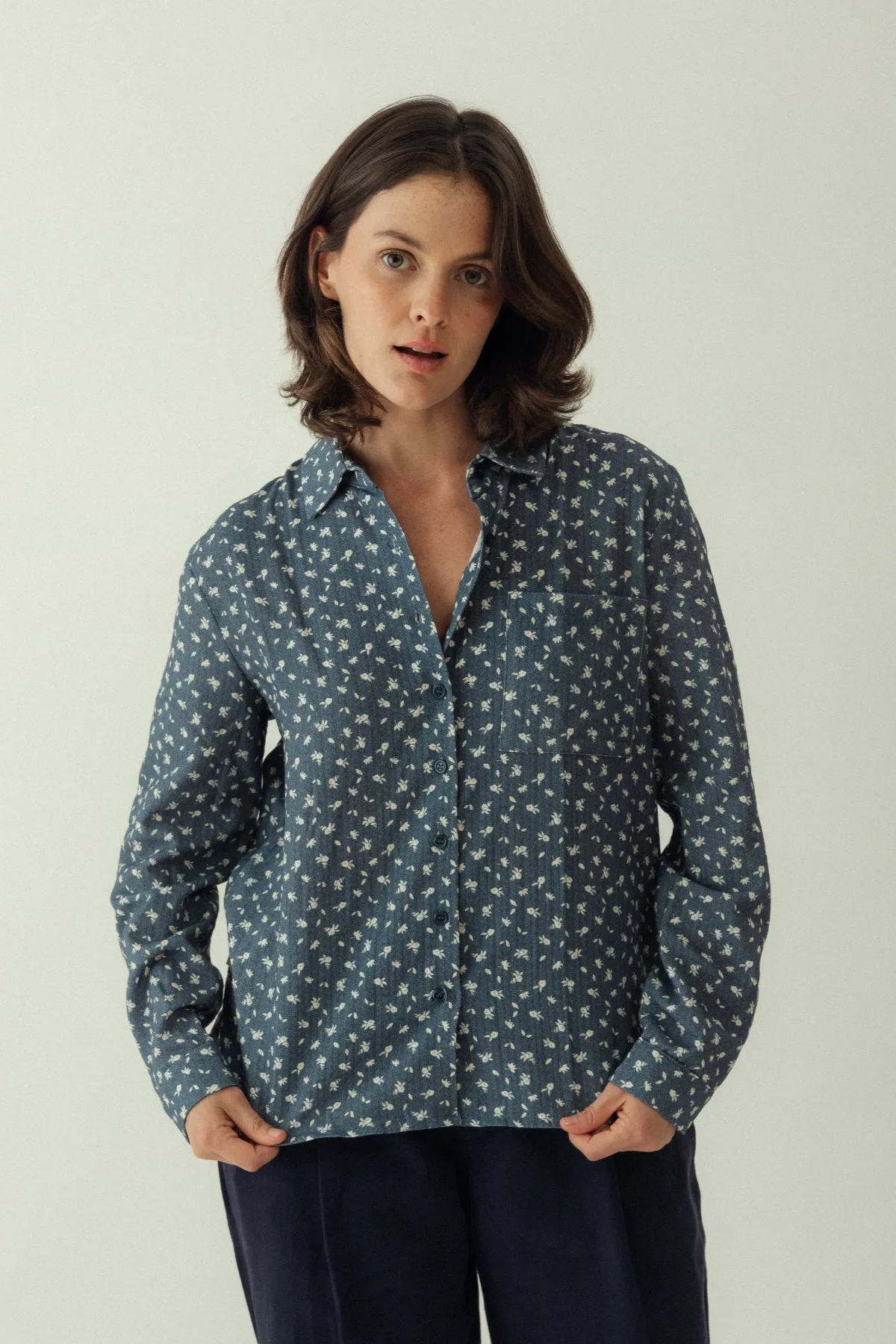 Clotsy Damen vegan Hemd Lara Floral Blau