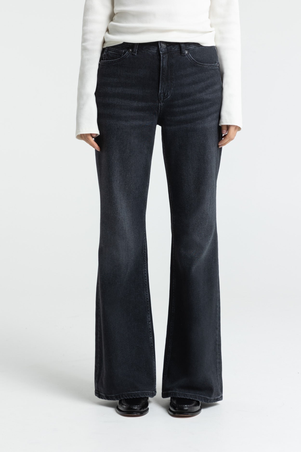 Image of Kings of Indigo dames vegan Jeans Kukiko Flare Mid Rise Zwart