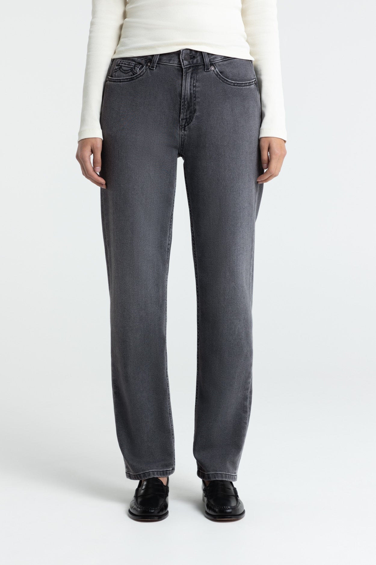 Kings Of Indigo Damen vegan Jeans Inoe Mid Rise Straight Leg Grau