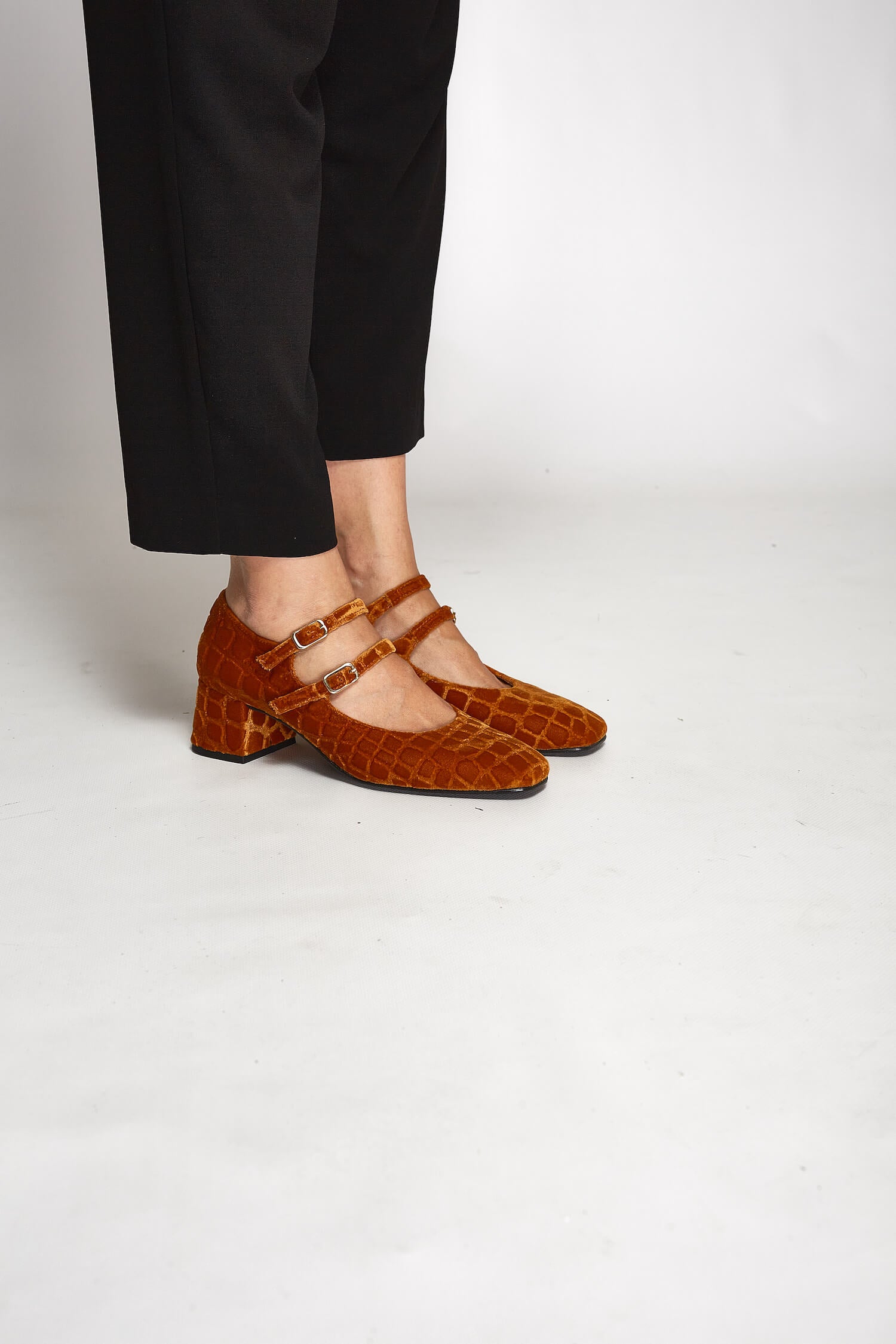 Momoc womens vegan Pumps Pigalle Caramel