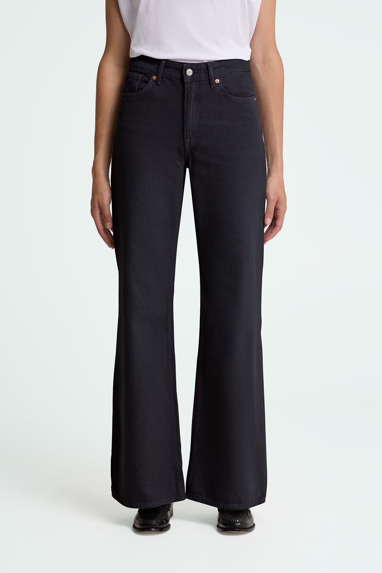 Image of Kings of Indigo dames vegan Jeans Flare Jane Holo Washed Zwart