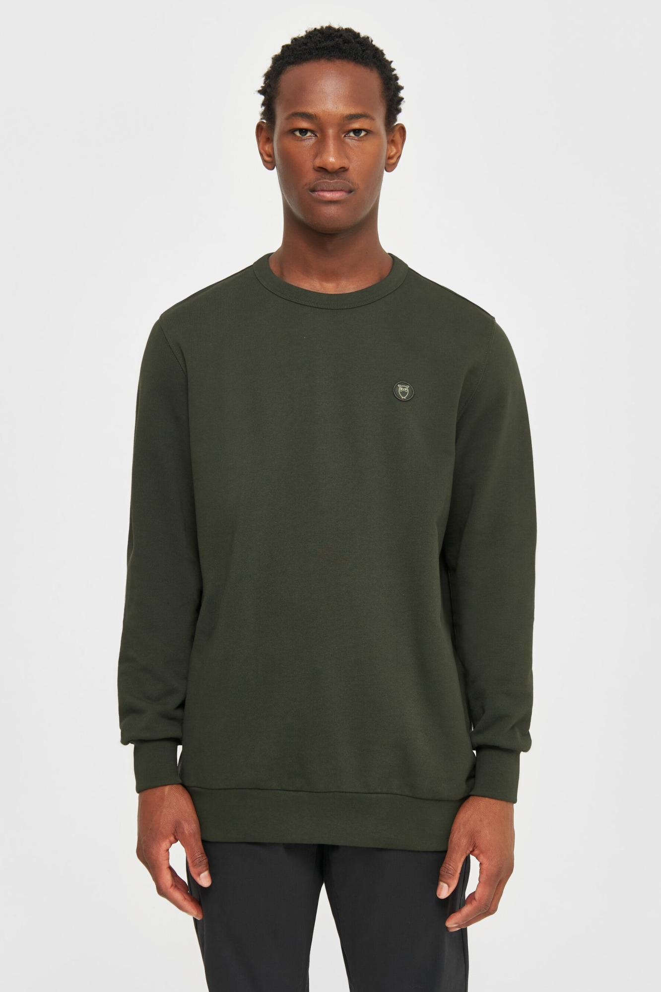 Image of KnowledgeCotton Apparel mannen vegan Sweatshirt Basic Badge Forrest Night Green