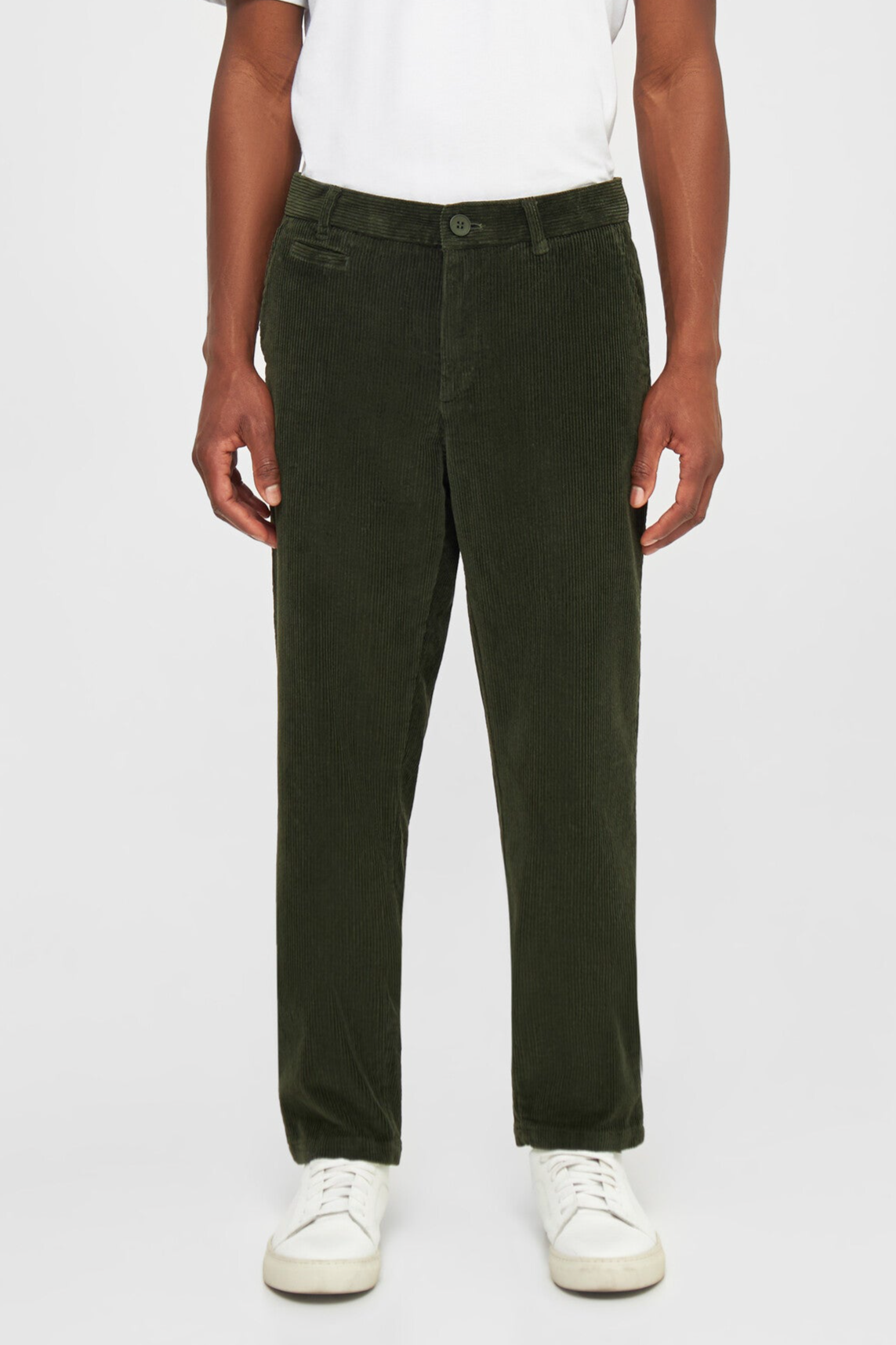 KnowledgeCotton Apparel Herren vegan Chino Hose Chuck Regular 8 Wales Corduroy Forest Night Green