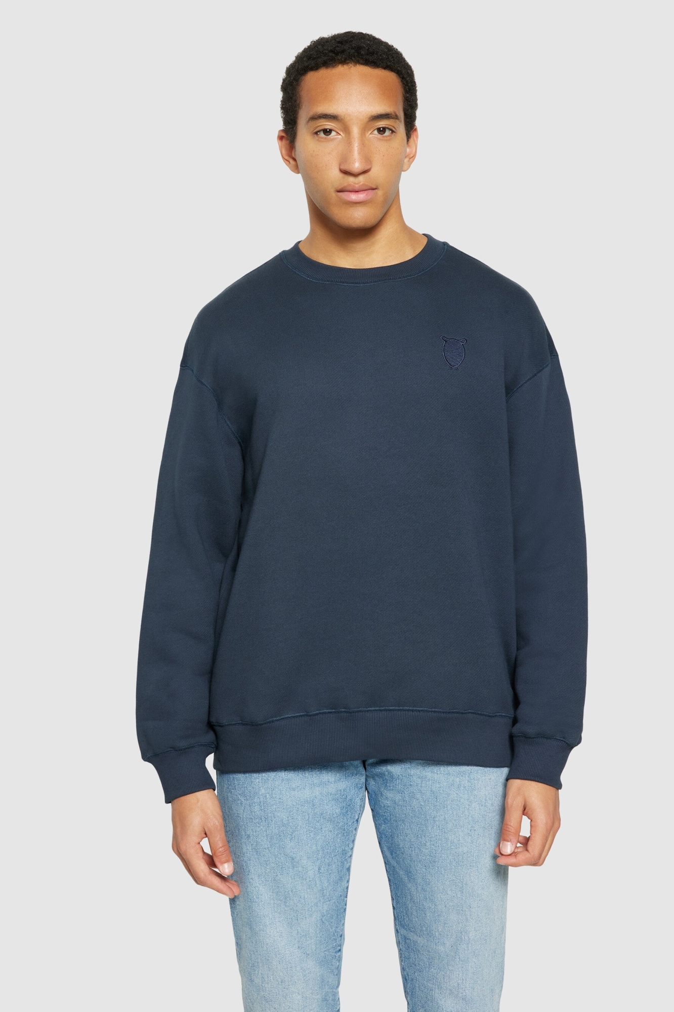 KnowledgeCotton Apparel Herren vegan Sweatshirt Bruststickerei Total Eclipse Navy