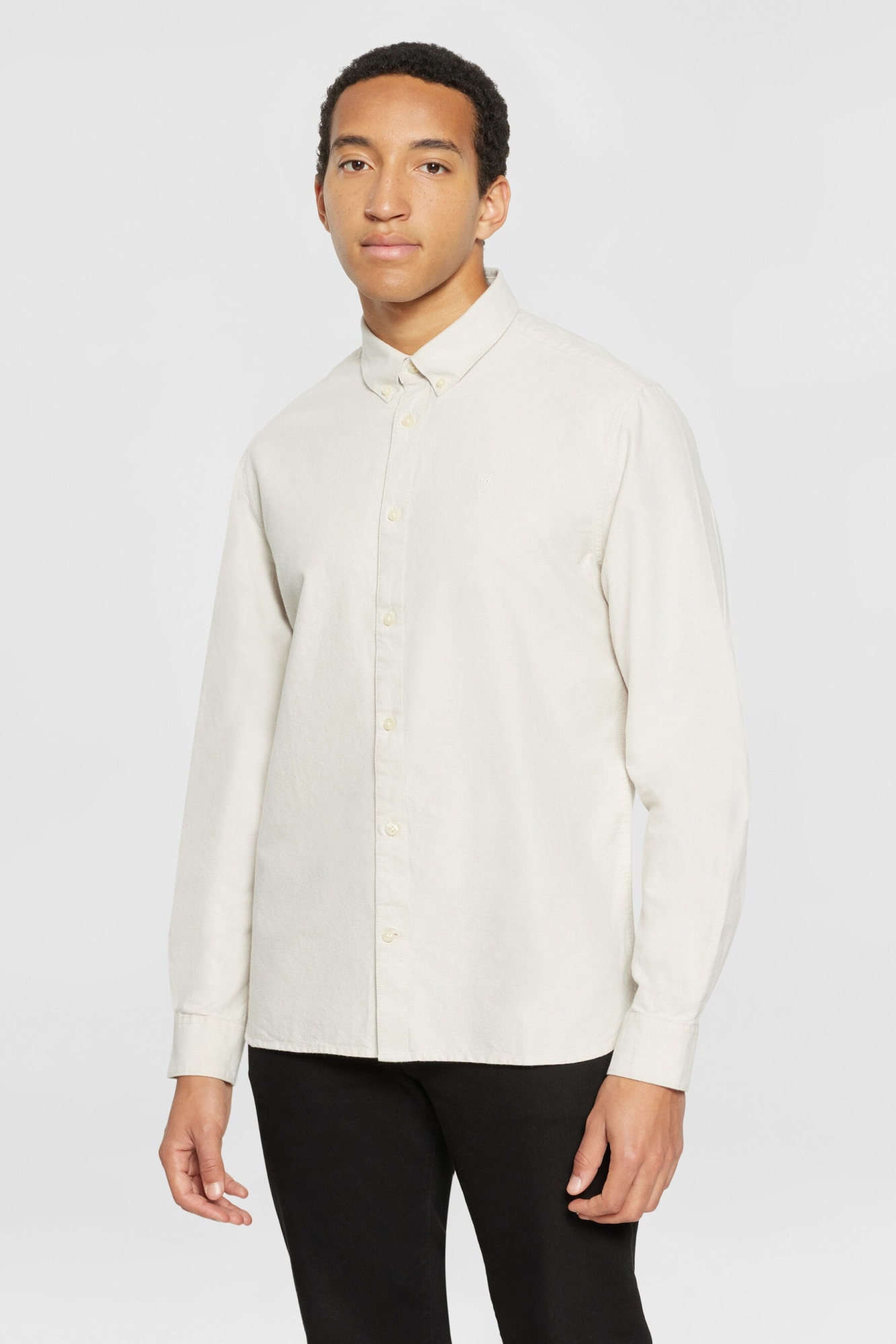 KnowledgeCotton Apparel Herren vegan Hemd Oxford Harald Small Owl Light Feather Gray