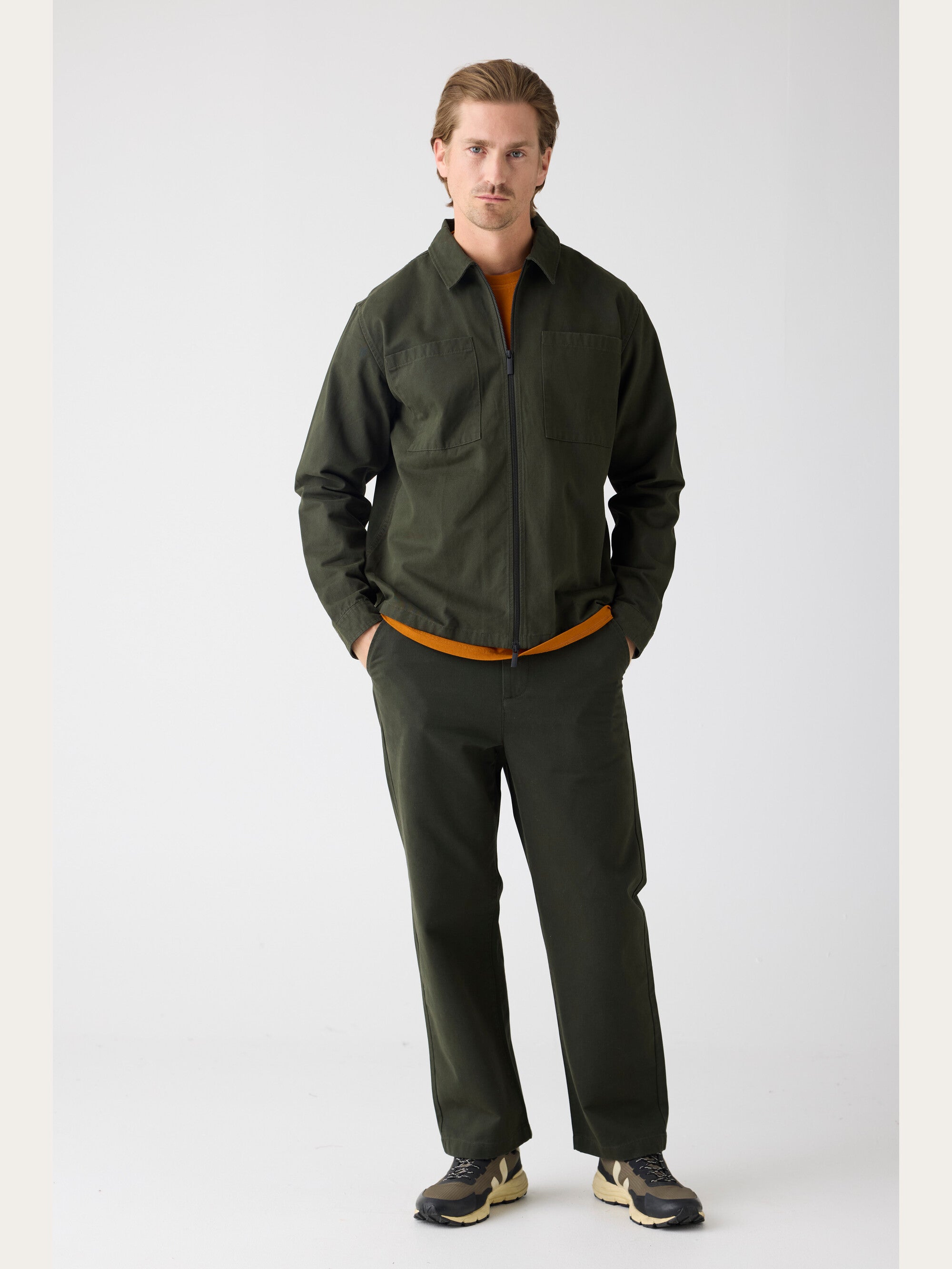 KnowledgeCotton Apparel Chino Pants Flint Wide Forrest Night Green