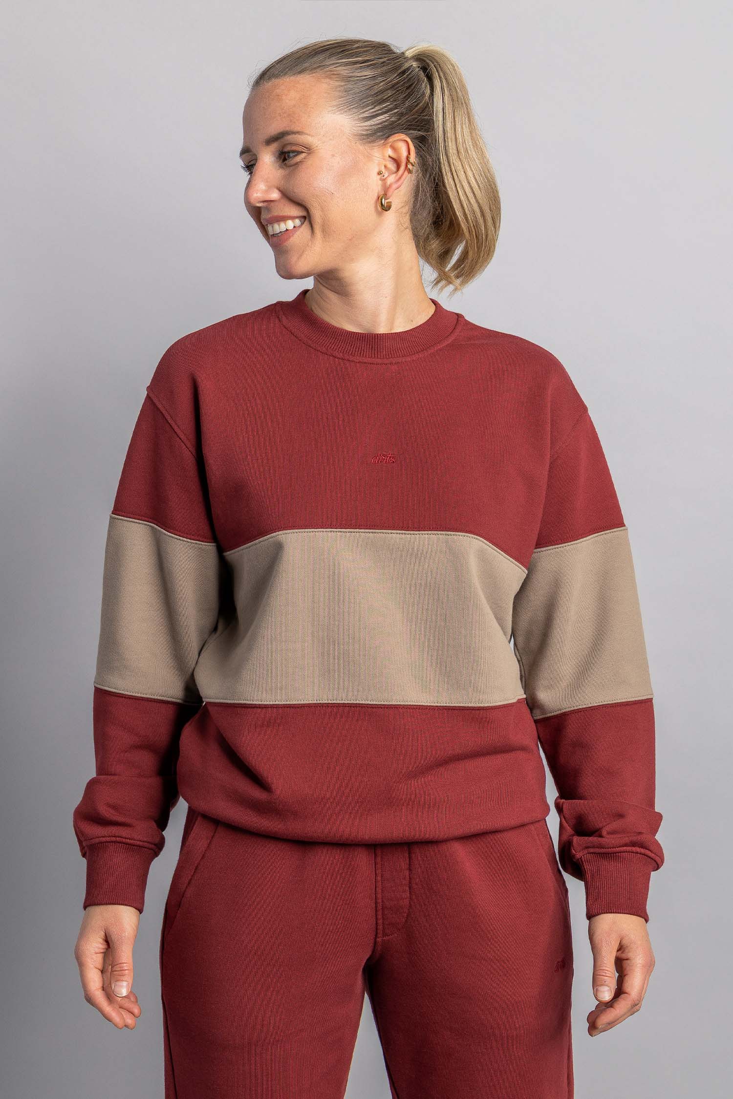 107334 - Herren vegan Sweatshirt Classic Crewneck Color Block Royal Burgundy Walnut 107334 - Herren vegan Sweatshirt Classic Crewneck Color Block Royal Burgundy Walnut