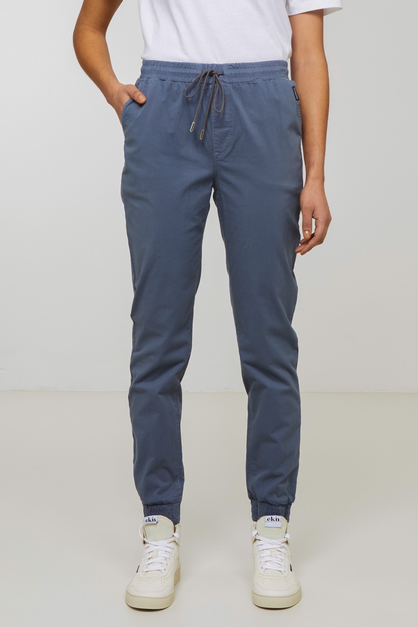 Recolution Damen vegan Jogginghose Chino Calathea Taubenblau