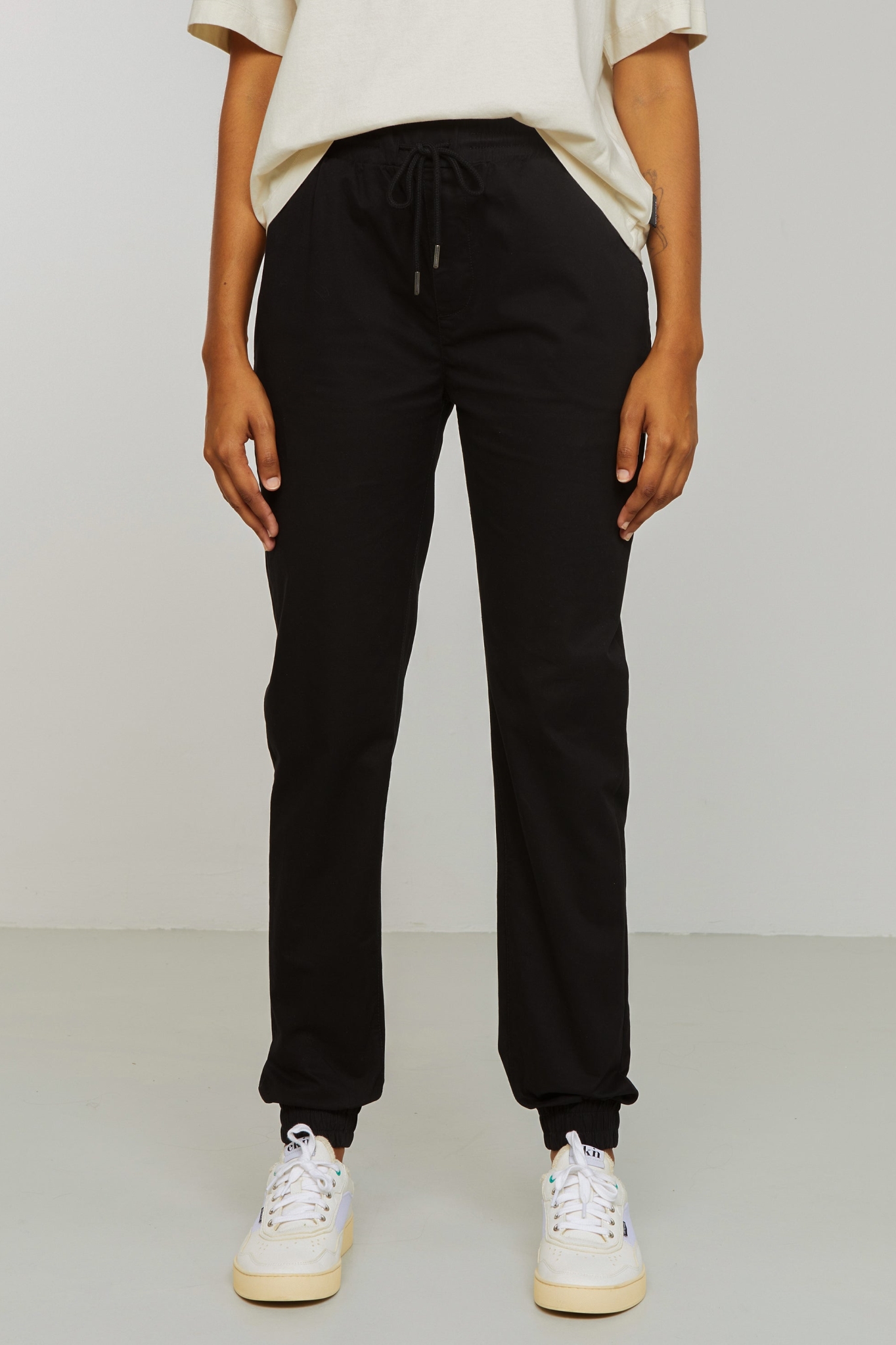 Recolution Damen vegan Jogginghose Chino Calathea Schwarz