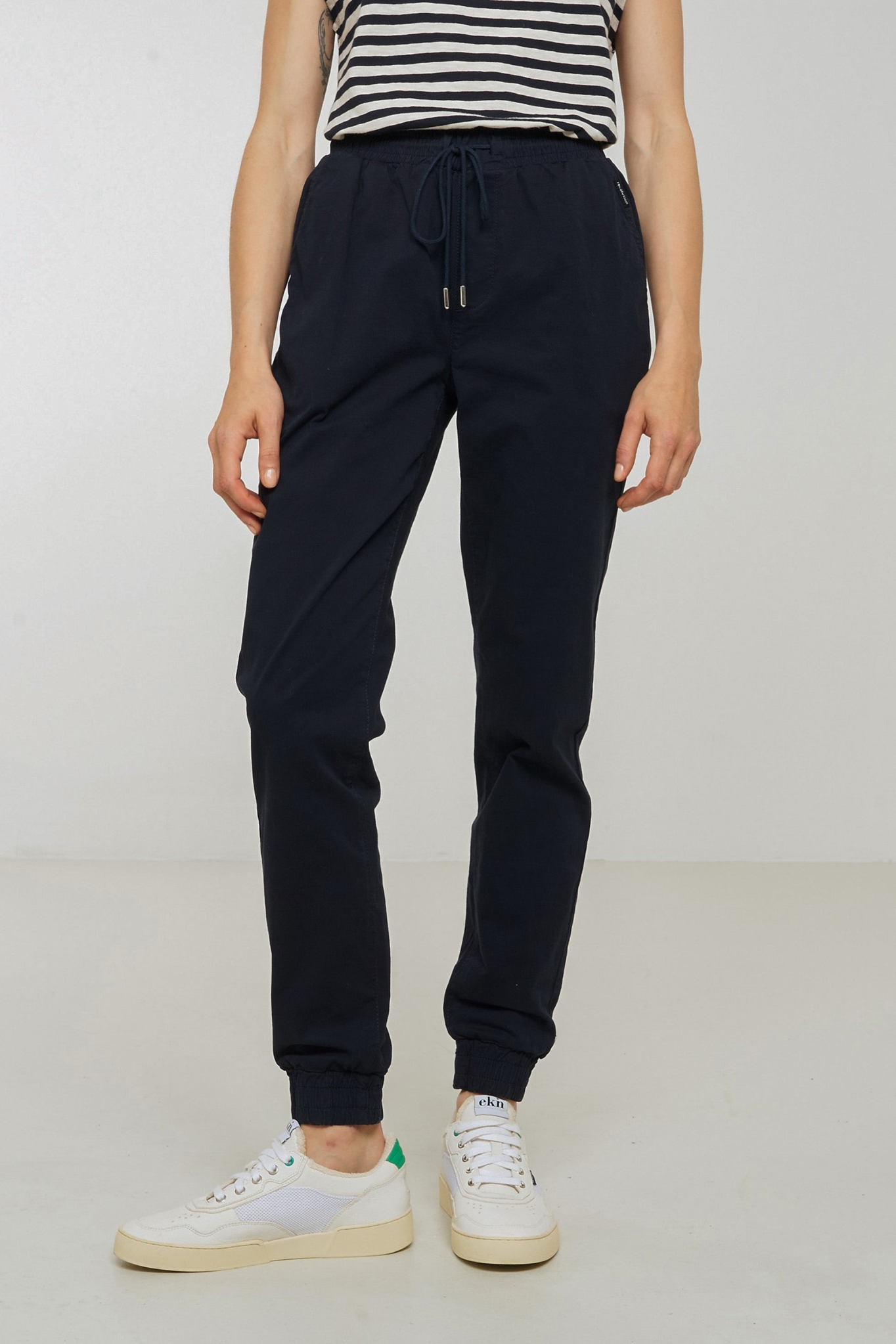 Recolution Damen vegan Jogginghose Chino Calathea Dark Navy
