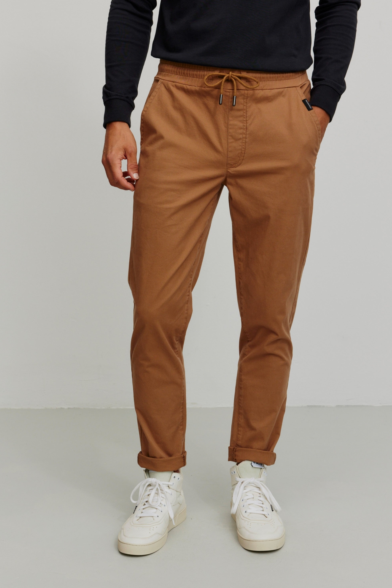 Image of Recolution mannen vegan Joggingbroek Chino Taro Larch Brown