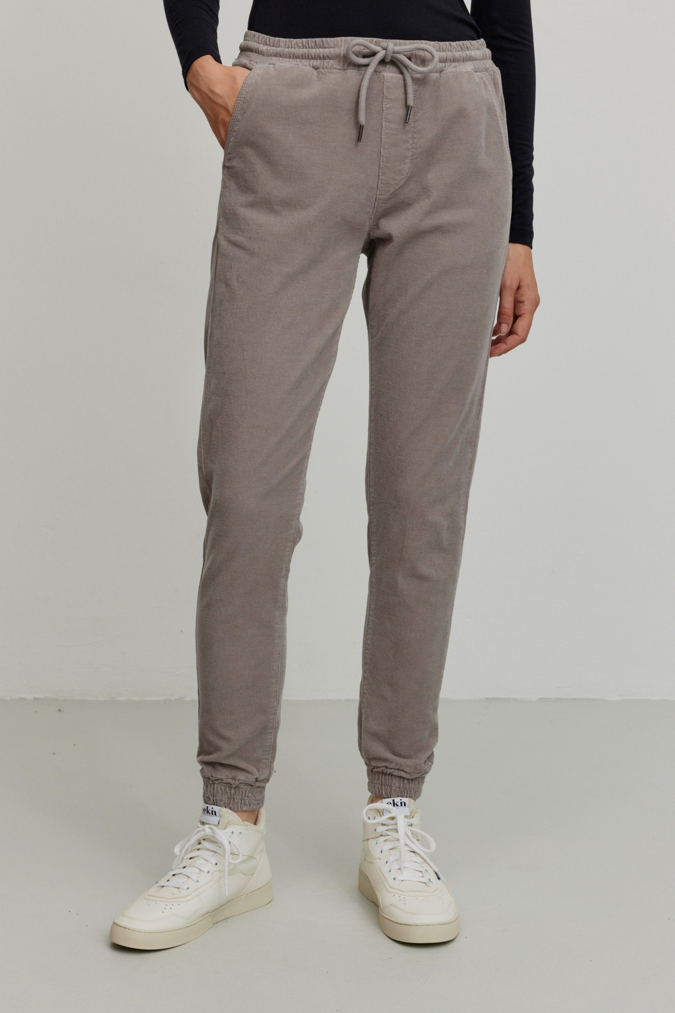 Recolution Damen vegan Jogginghose Chino Cord Chaiturus Hazel Braun