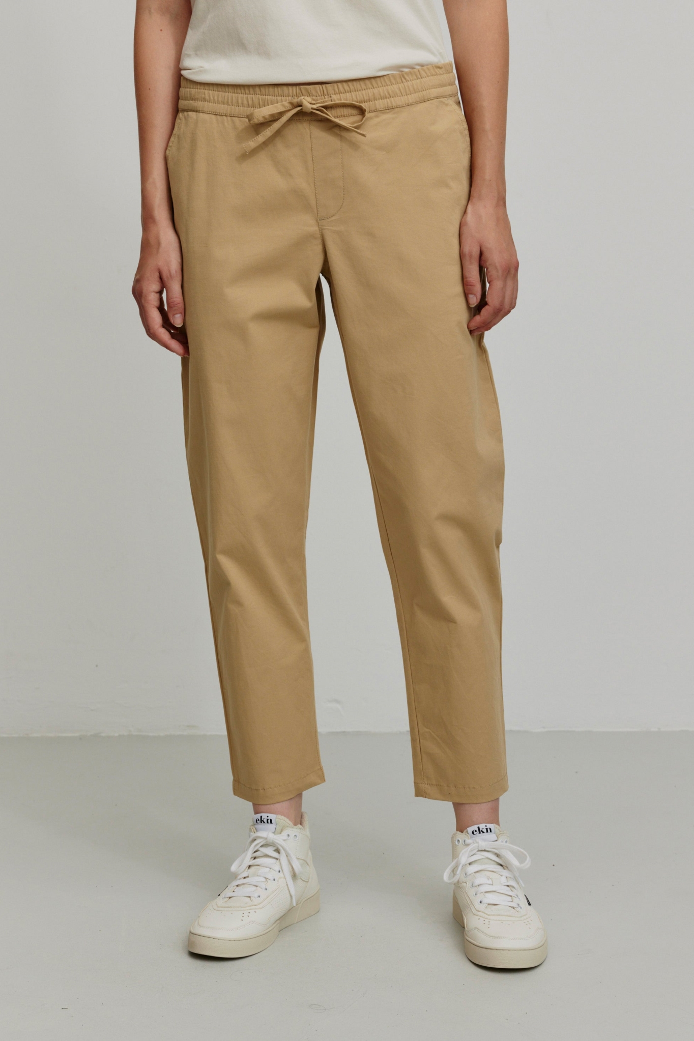 Recolution Damen vegan Jogginghose Chino Kale Dark Sand