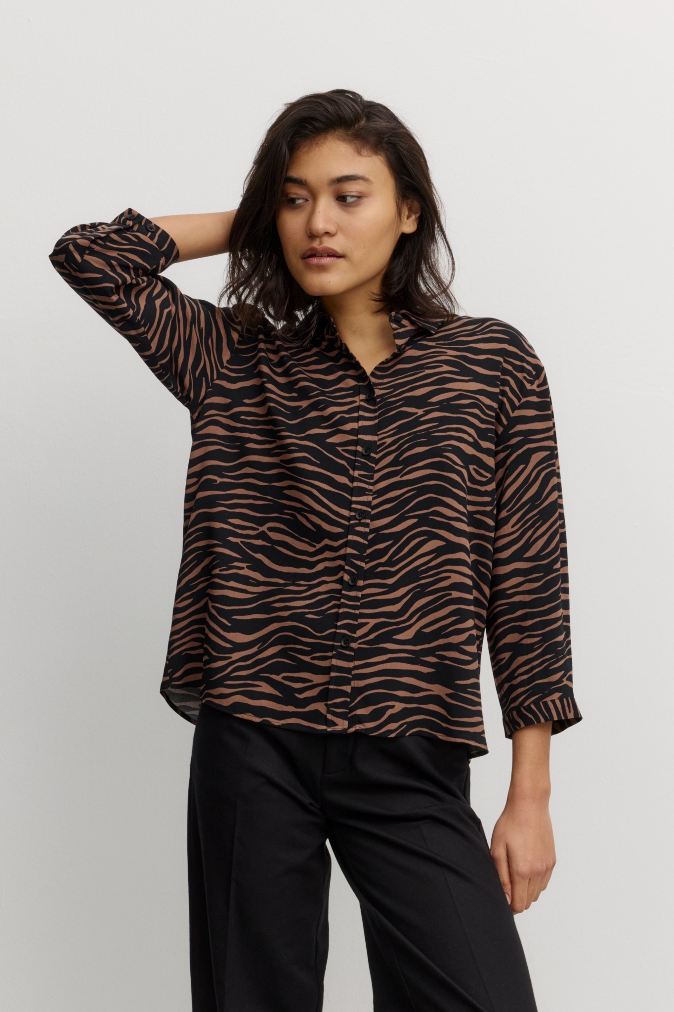 Recolution Damen vegan Bluse Cypress Zebra Cognac Braun