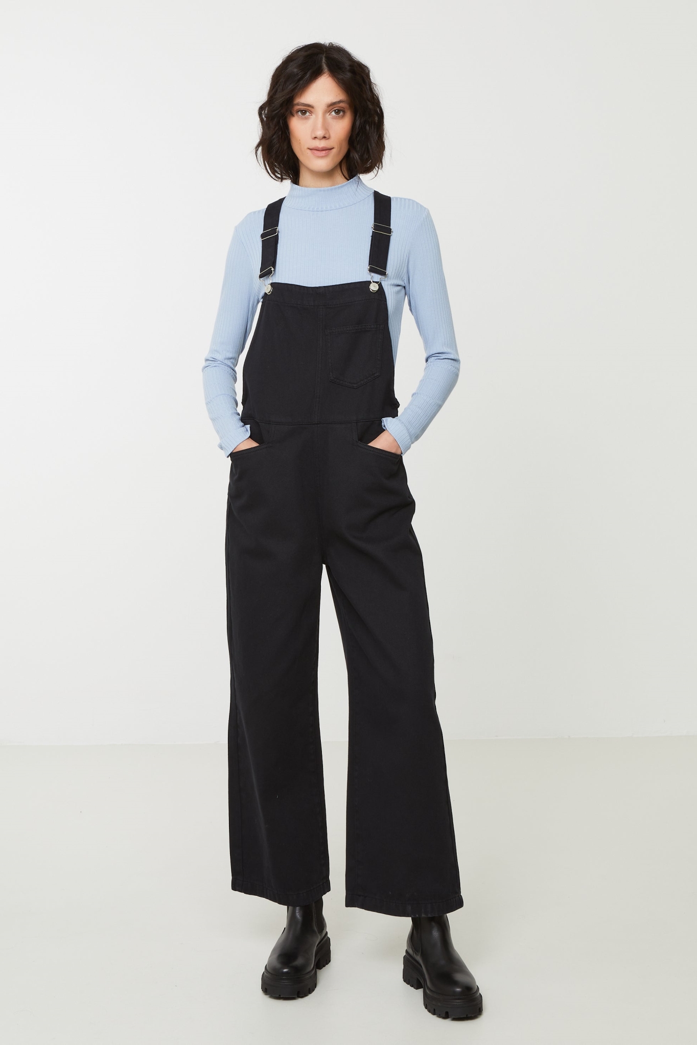 108768 - Recolution Damen vegan Latzhose Beaumontia Schwarz