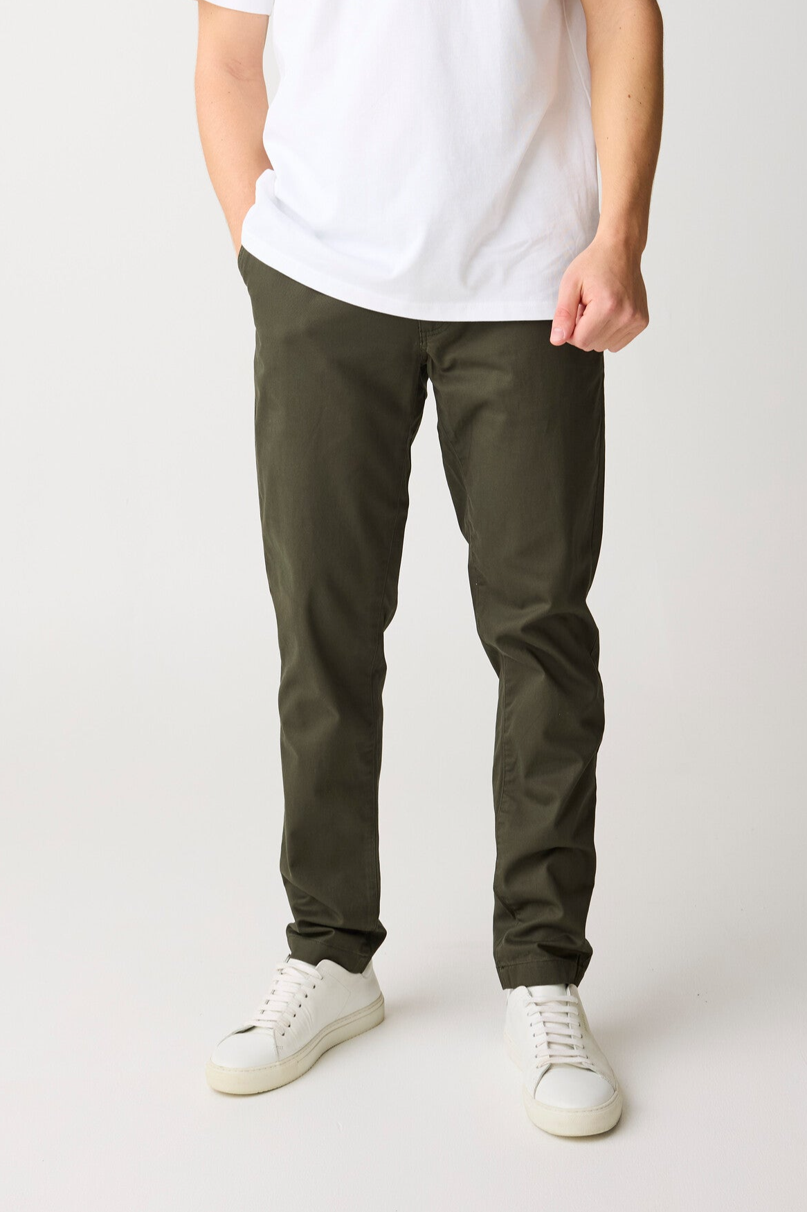 KnowledgeCotton Apparel Herren vegan Chino-Hose Luca Slim Twill Forrest Night