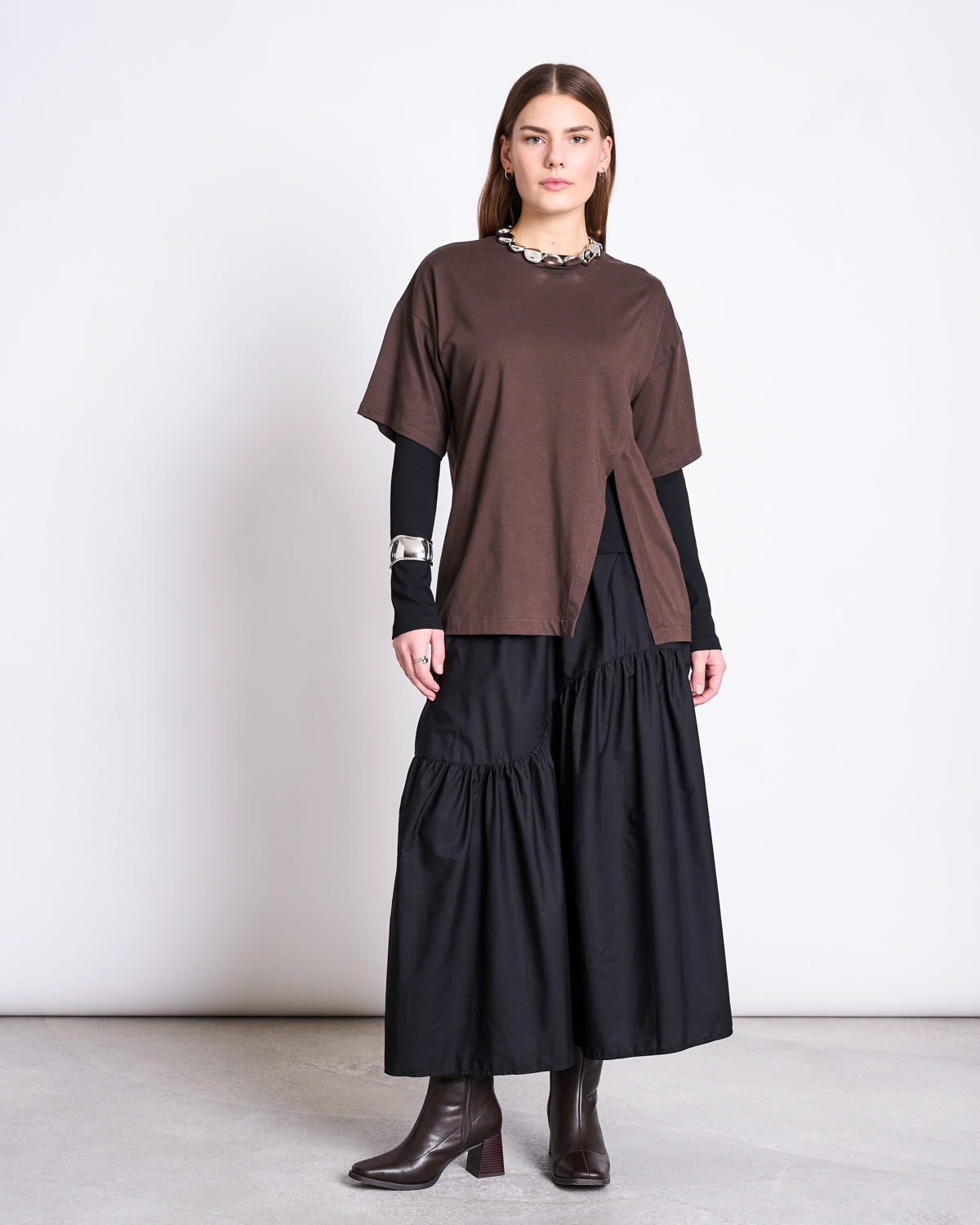 110006 - JAN N JUNE Damen vegan T-Shirt Schlitz Nadil Schlammbraun 110006 - JAN N JUNE Damen vegan T-Shirt Schlitz Nadil Schlammbraun